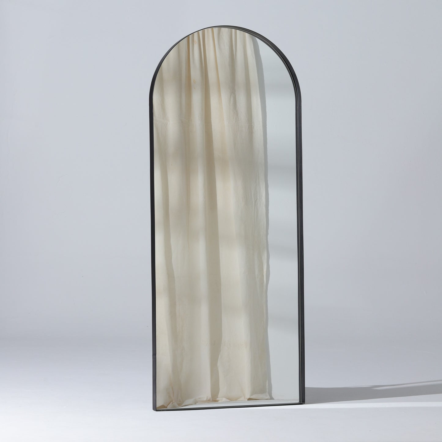 Espejo Migú con marco metálico