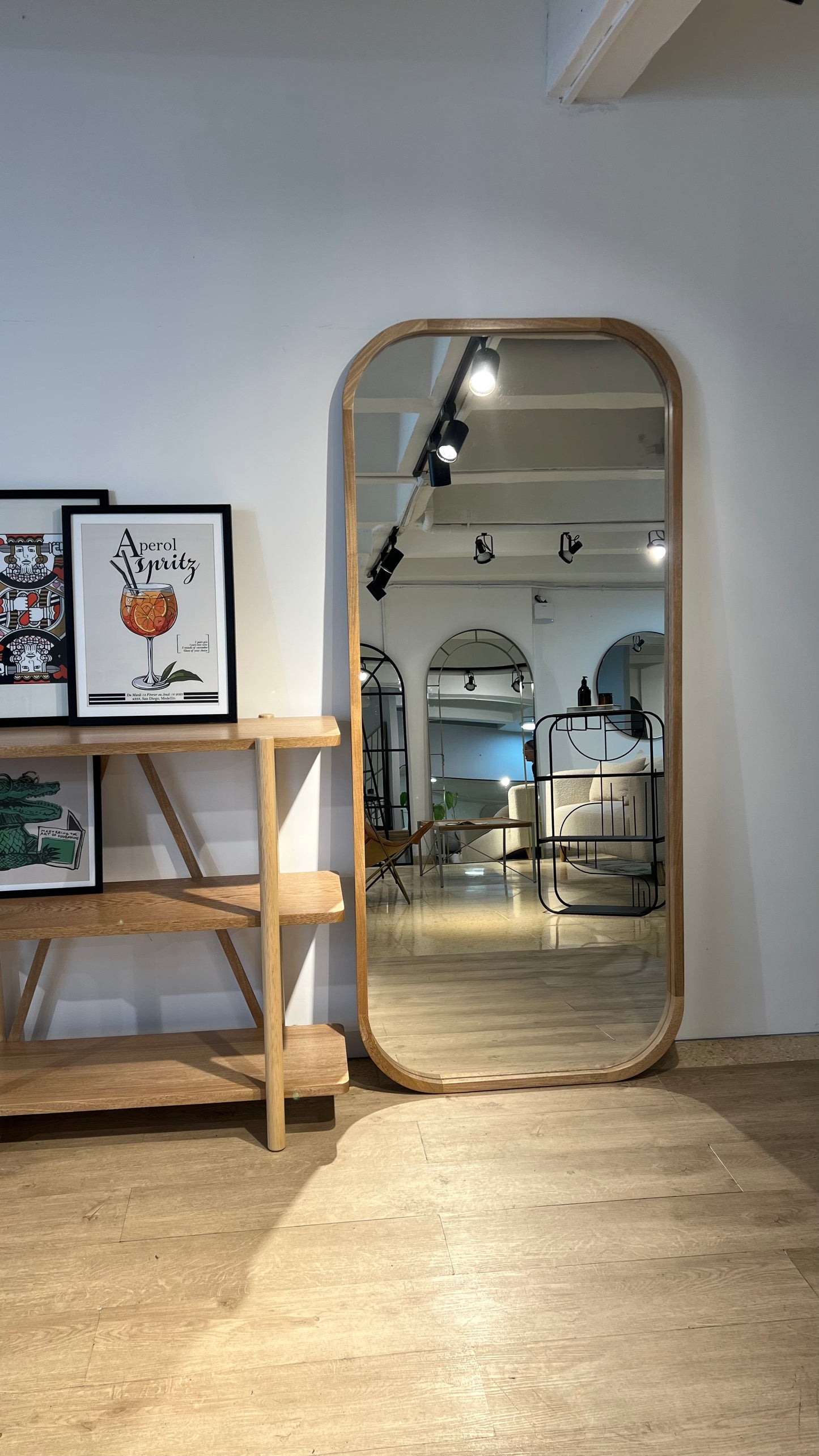 Espejo Lotto con marco de madera.