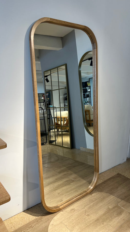 Espejo Lotto con marco de madera.