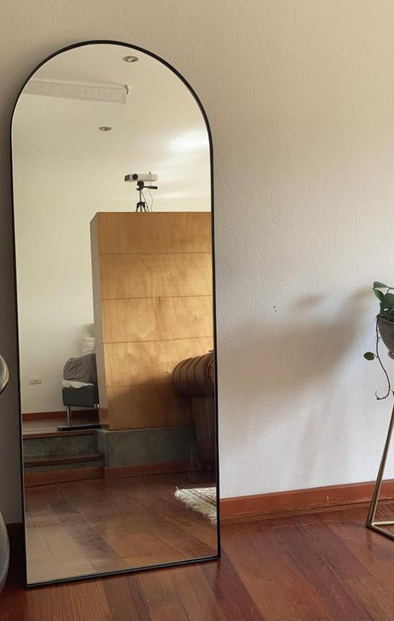 Espejo Migú con marco metálico