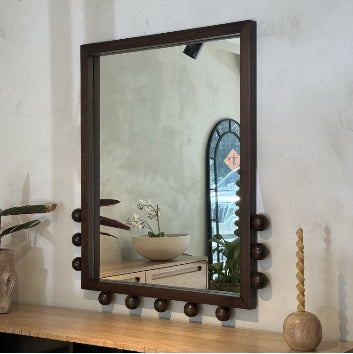 Espejo ONNA con marco en madera y esferas decorativas